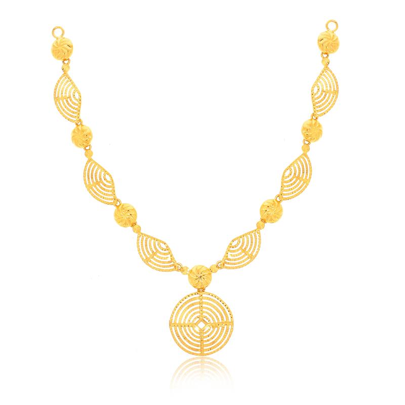 An Eye-catching Gold Necklace